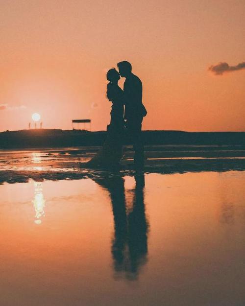 情侣亲吻图 亲吻的头像情侣图片