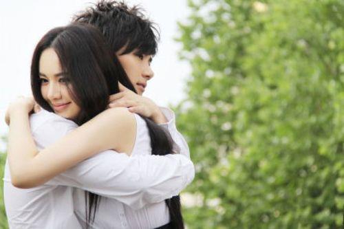 情侣抱在一起的图片 情侣拥抱图片大全