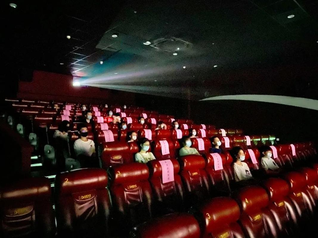 电影院情侣座位图片 电影院什么厅有情侣座