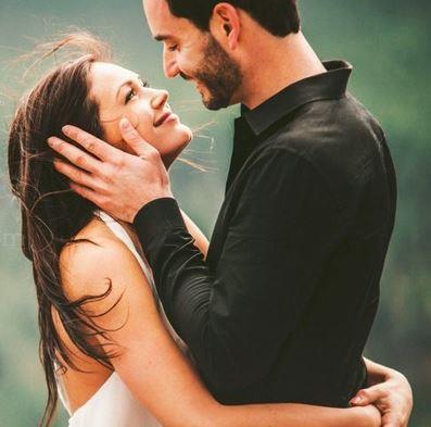 情侣对望的唯美图片 情侣面对面图片唯美