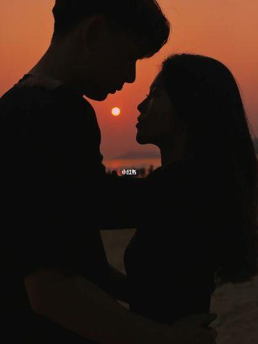 情侣看夕阳图片 浪漫夕阳图片唯美情侣