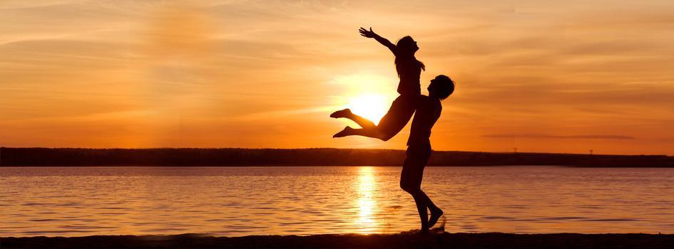 情侣看夕阳图片 浪漫夕阳图片唯美情侣