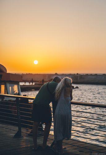 情侣看夕阳图片 浪漫夕阳图片唯美情侣