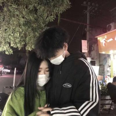 情侣口罩图片 戴口罩情侣图片一人一张