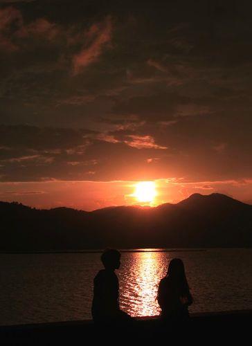 温暖的情侣背影图片 恩爱图片情侣背影图片