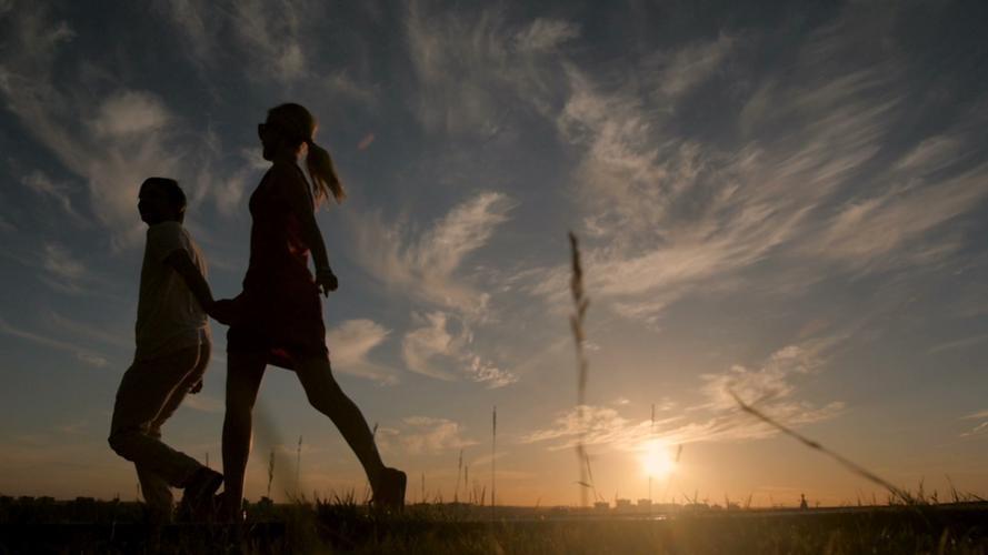 情侣跑步图片 跑步情侣头像两张照片