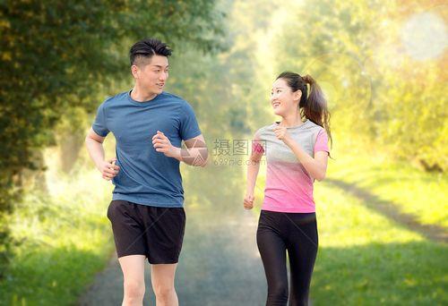 情侣跑步图片 跑步情侣头像两张照片