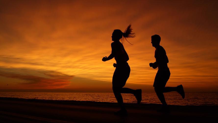 情侣跑步图片 跑步情侣头像两张照片