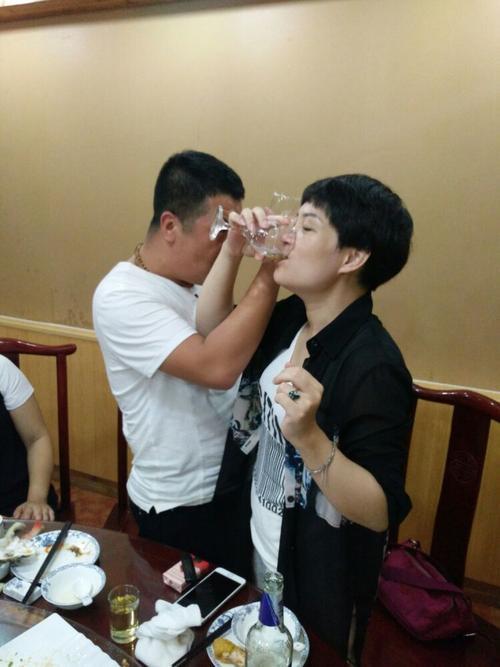 情侣交杯酒图片 交杯酒唯美图片