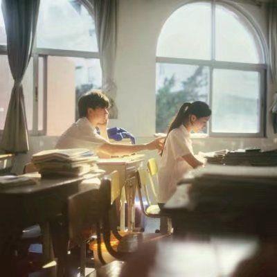 校园情侣背影图片 学生情侣背影照片