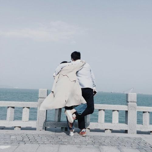 校园情侣背影图片 学生情侣背影照片
