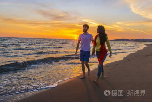 情侣在海边的浪漫图片 两个人在海边浪漫图片