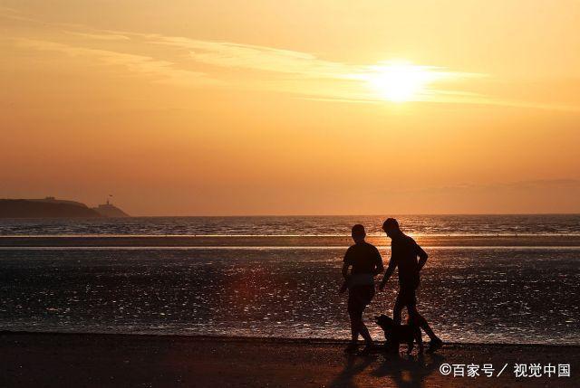 情侣在海边的浪漫图片 两个人在海边浪漫图片