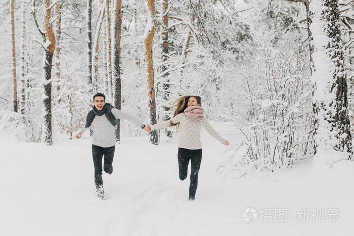 雪地情侣图片 情侣在雪地牵手图片