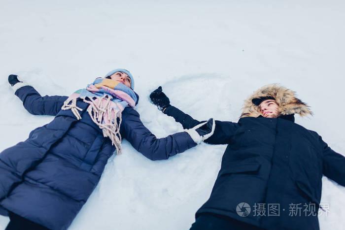 雪地情侣图片 情侣在雪地牵手图片