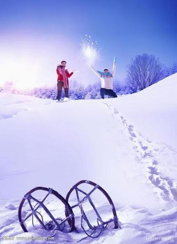 雪地情侣图片 情侣在雪地牵手图片