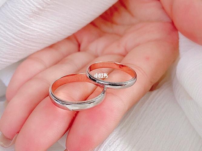 情侣戒指图片真实图片拍照 戴戒指的图片