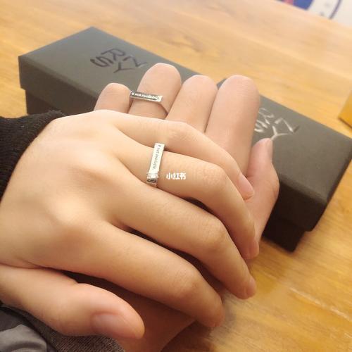 情侣戒指图片真实图片拍照 戴戒指的图片