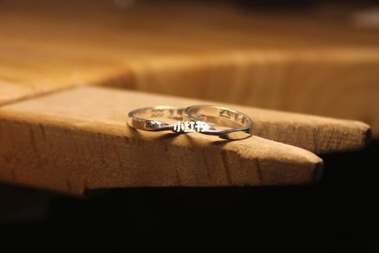 情侣戒指图片真实图片拍照 戴戒指的图片