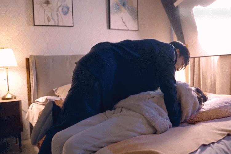 情侣床上图片 情侣卧室图片