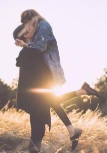 情侣花式举高高图片 举高高情侣头像