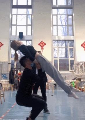 情侣花式举高高图片 举高高情侣头像