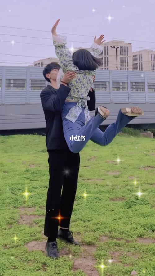 情侣花式举高高图片 举高高情侣头像