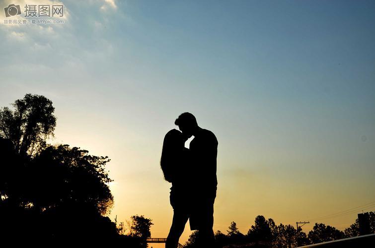 情侣看日落背影图片 情侣一起看日落的图片