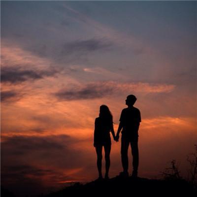 情侣看日落背影图片 情侣一起看日落的图片