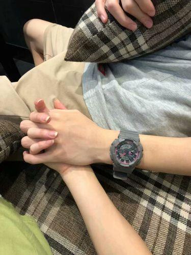 初中情侣牵手图片 初中生手拉手的情侣的照片