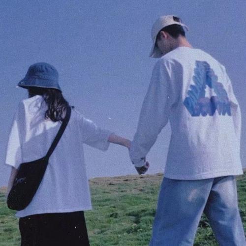 情侣牵手背影图片 一对情侣手牵手背影图