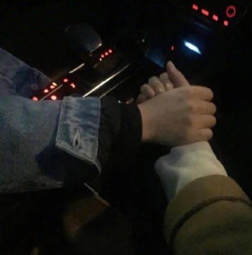 一男一女牵手情侣图片 情侣背景图片一男一女牵手