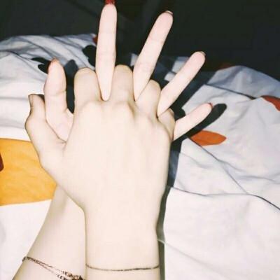 一男一女牵手情侣图片 情侣背景图片一男一女牵手