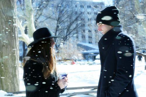 情侣雪中漫步图片 情侣下雪天漫步图片