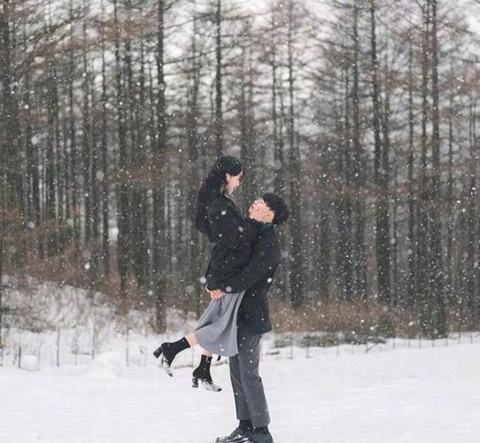 情侣雪中漫步图片 情侣下雪天漫步图片