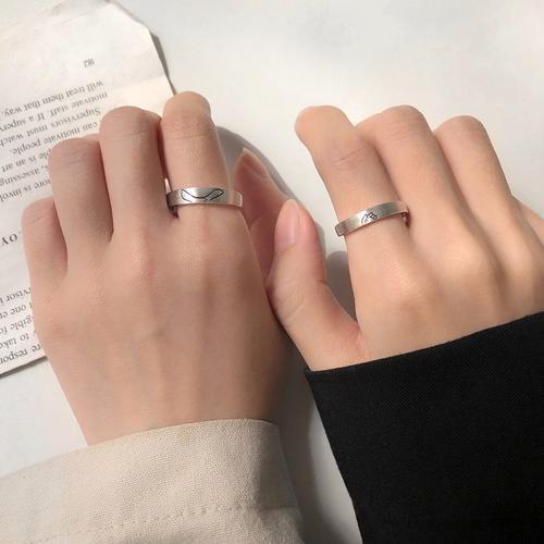 情侣戒指图片牵手图片 情侣戴戒指牵手图片