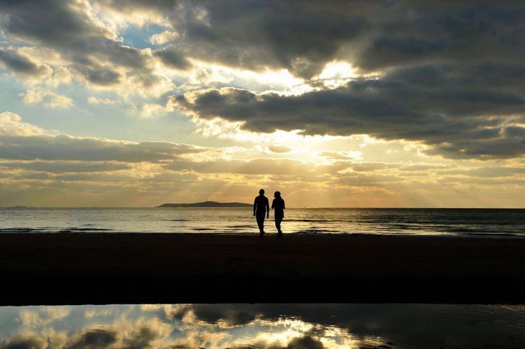 情侣看海背影图片 海边风景图片情侣背影