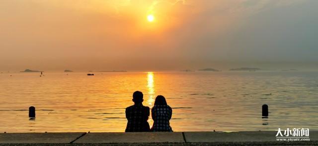 情侣看海背影图片 海边风景图片情侣背影