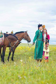 草原情侣图片 情侣在草地上的图片