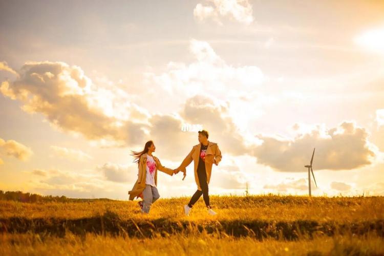 草原情侣图片 情侣在草地上的图片