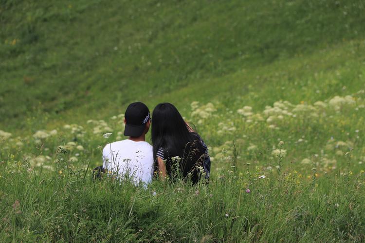 草原情侣图片 情侣在草地上的图片