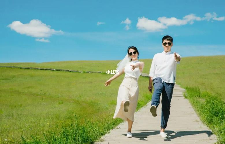 草原情侣图片 情侣在草地上的图片