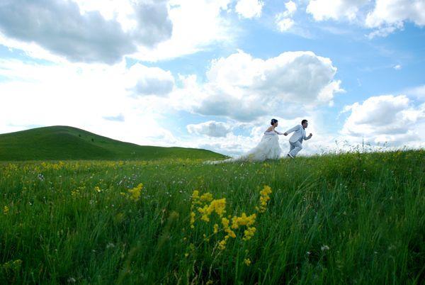 草原情侣图片 情侣在草地上的图片