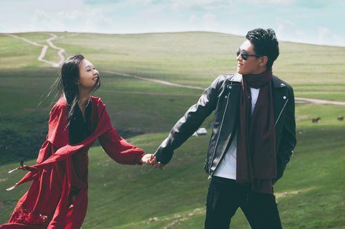 草原情侣图片 情侣在草地上的图片