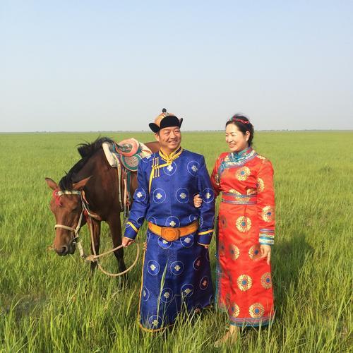 草原情侣图片 情侣在草地上的图片