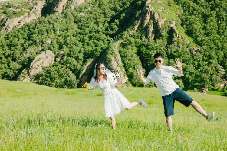 草原情侣图片 情侣在草地上的图片