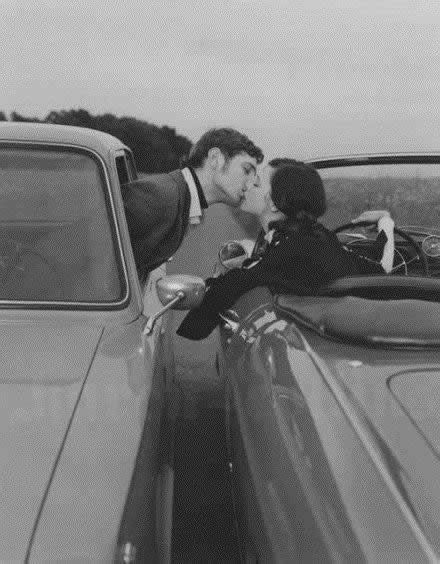 黑白情侣图片 一黑一白的情侣图片