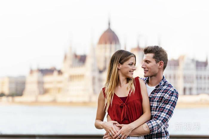 情侣拥抱图 情侣拥抱的图片唯美