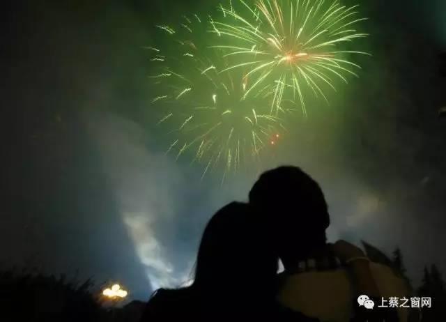 情侣看烟花图片 男女拿烟花的情侣头像