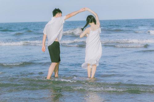 一对情侣在海边的图片 海边情侣背景图